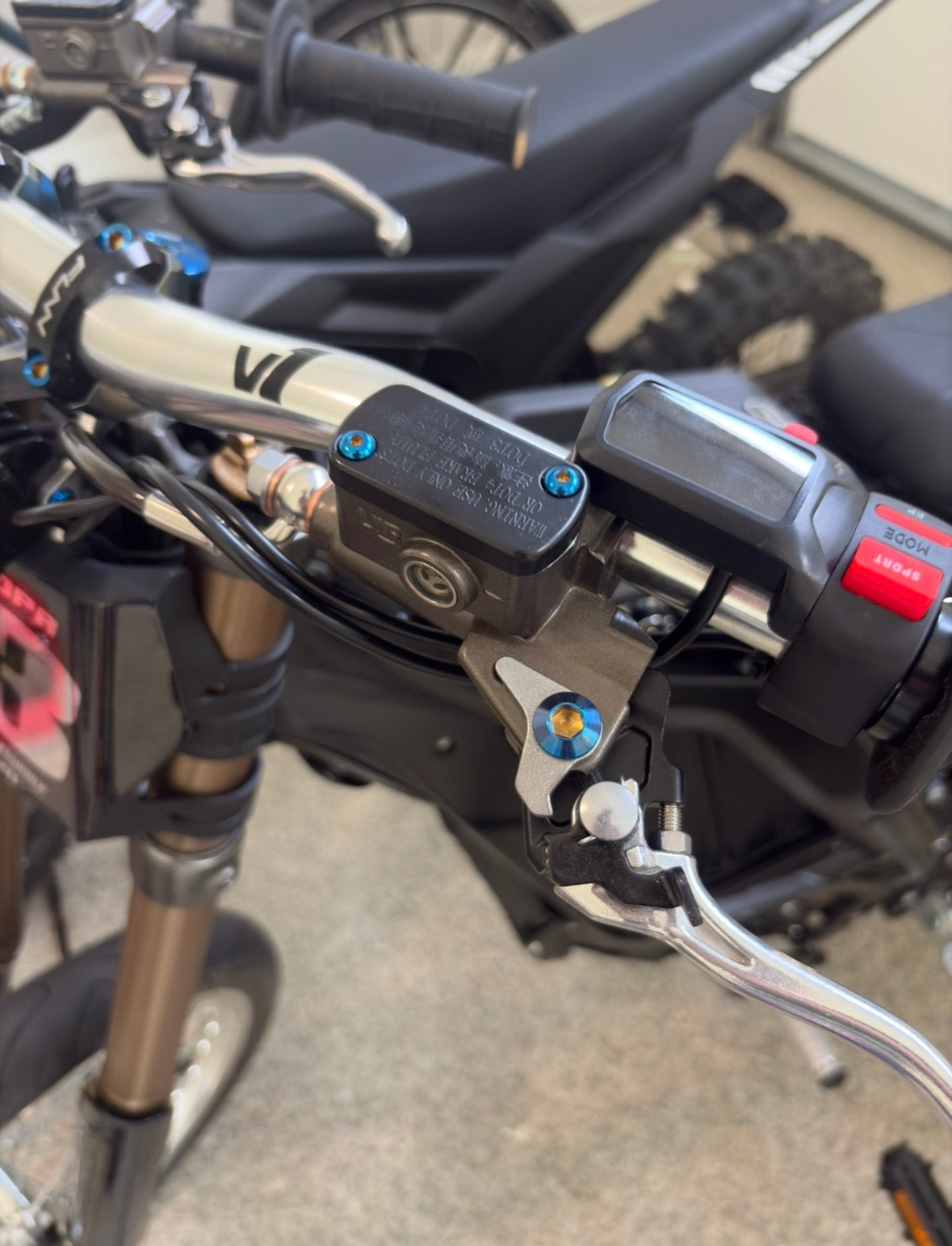 Ultra Bee Reservoir Bolts